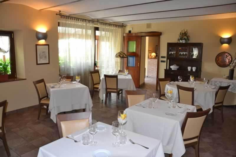 Trattoria Del Bivio Cerretto Langhe Exterior foto