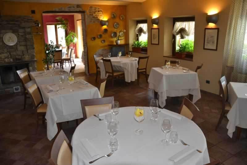 Trattoria Del Bivio Cerretto Langhe Exterior foto