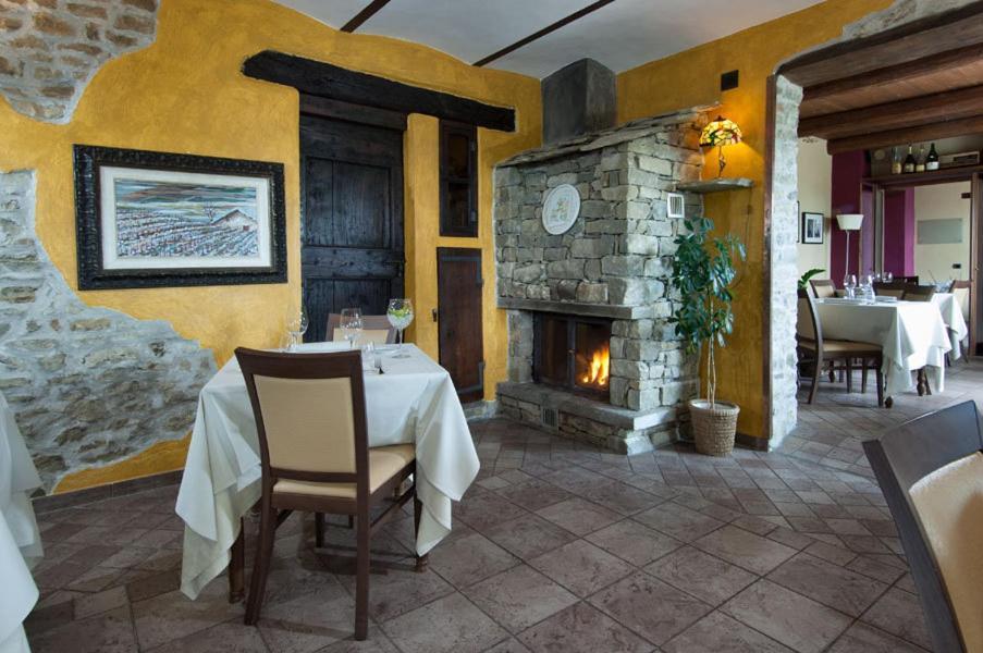 Trattoria Del Bivio Cerretto Langhe Exterior foto